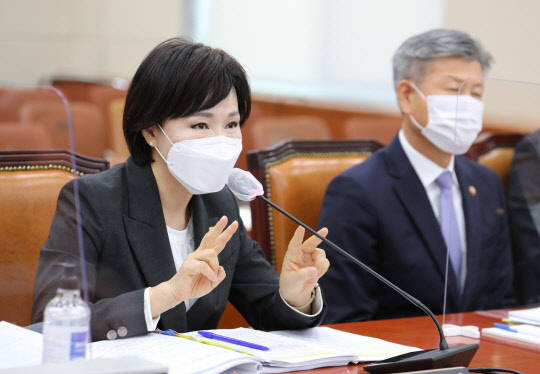 전현희 국민권익위원장이 15일 국회에서 열린 정무위원회의 국민권익위원회 국정감사에서 답변하고 있다.  연합뉴스